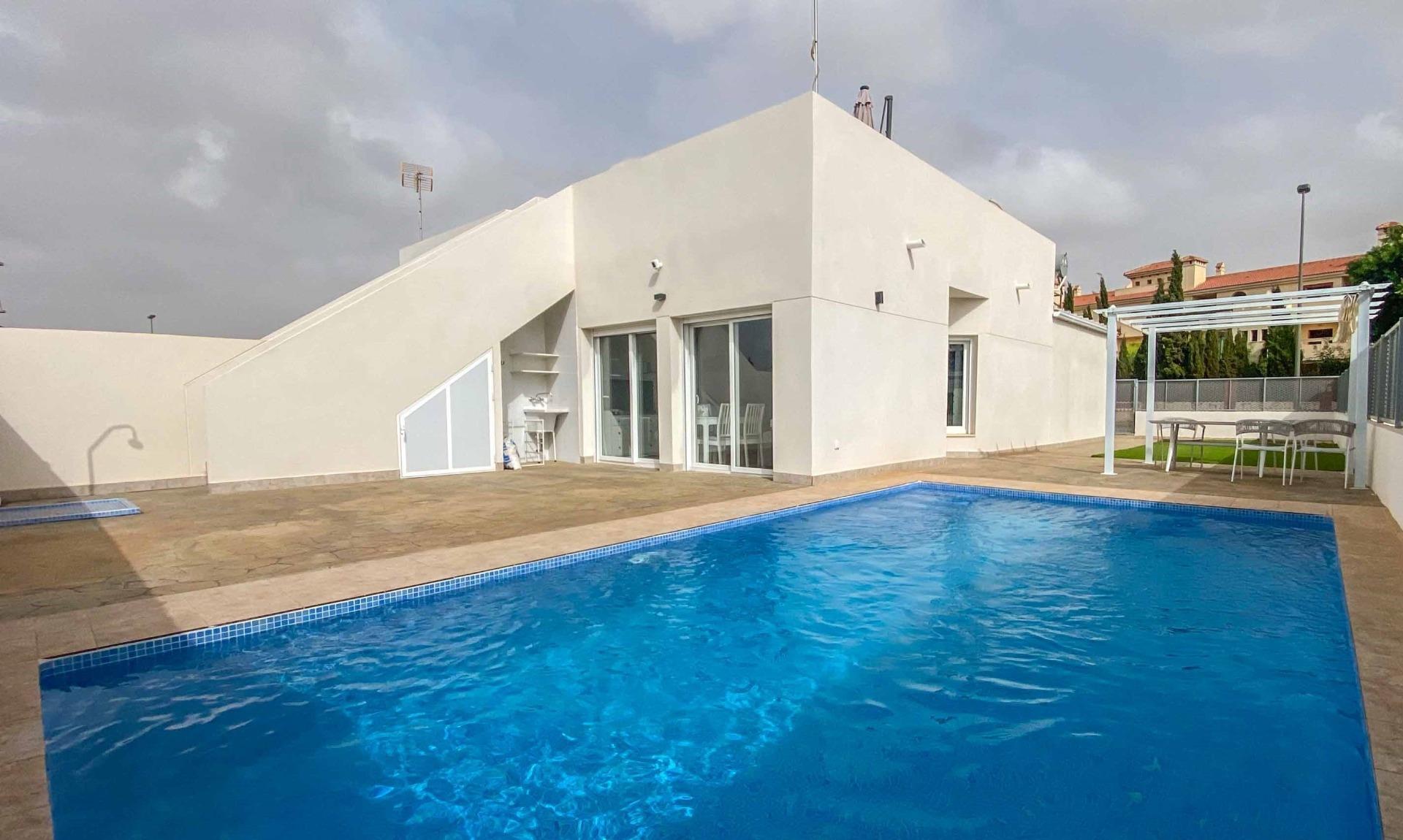 For sale of villa in Los Alcazares