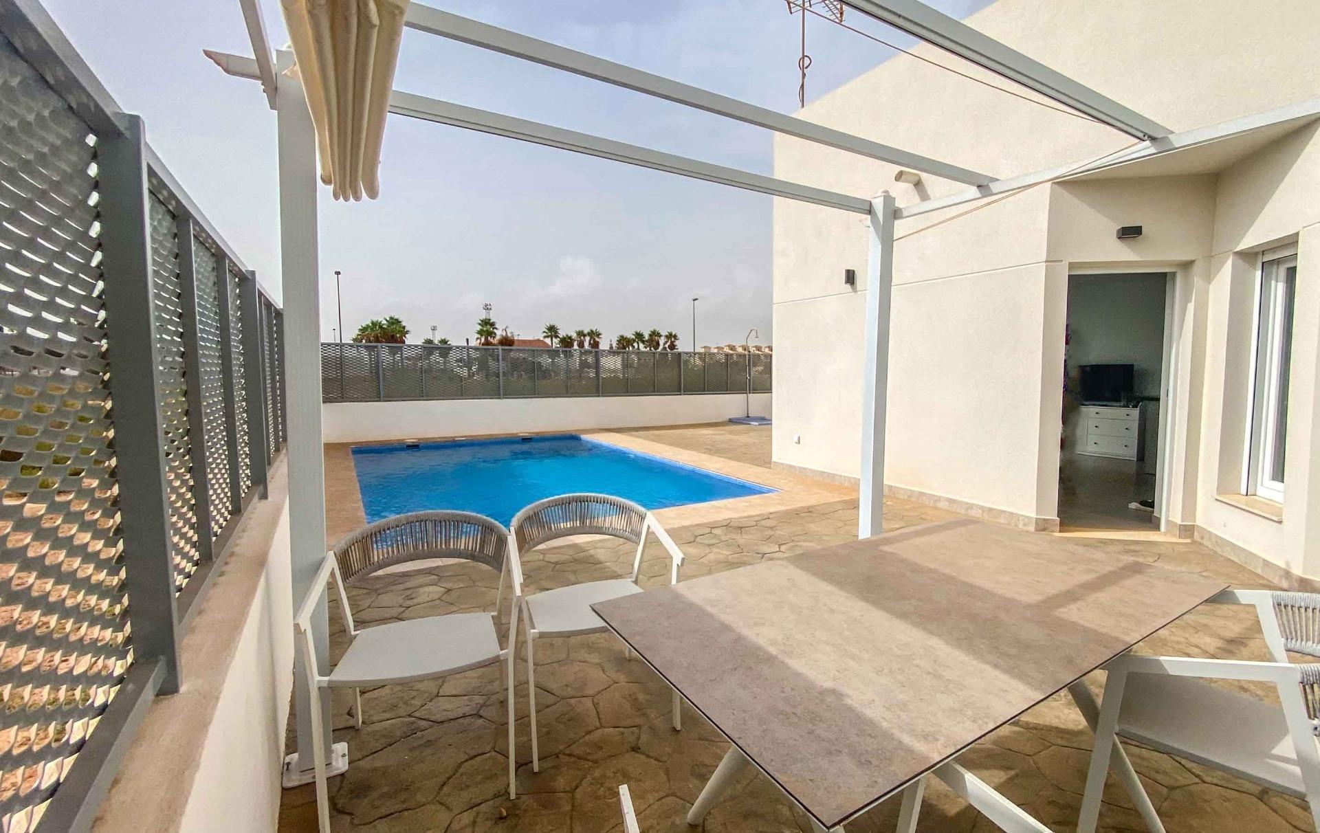 For sale of villa in Los Alcazares