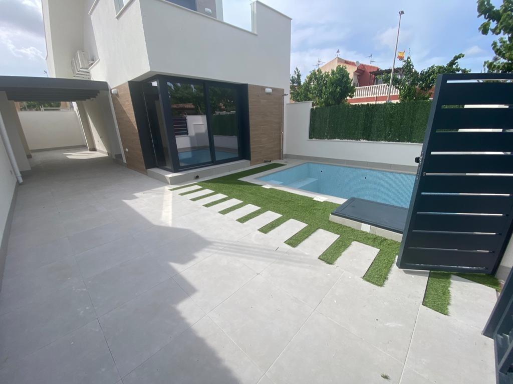 Venta de villa en Los Alcazares