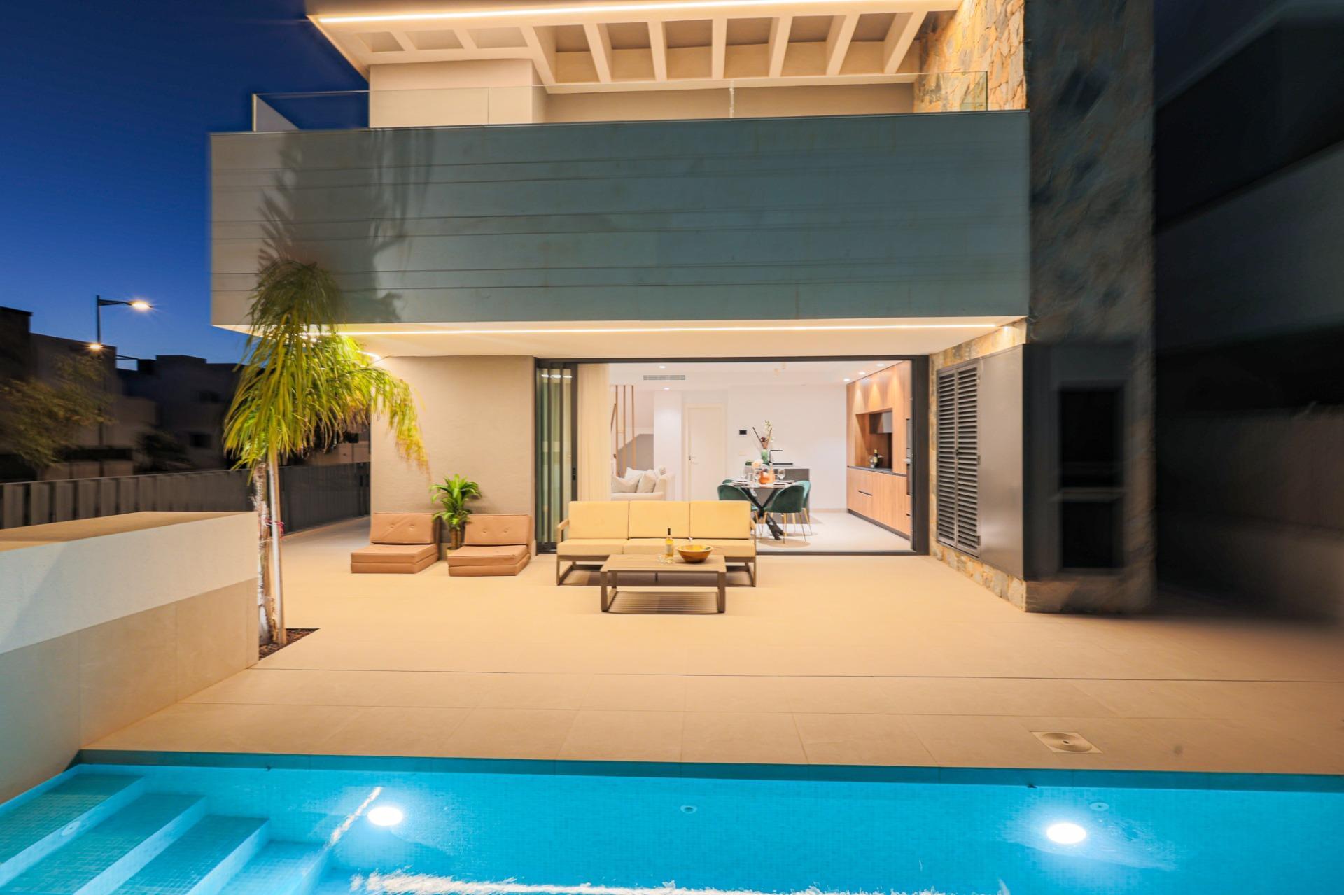 For sale of villa in Los Alcazares