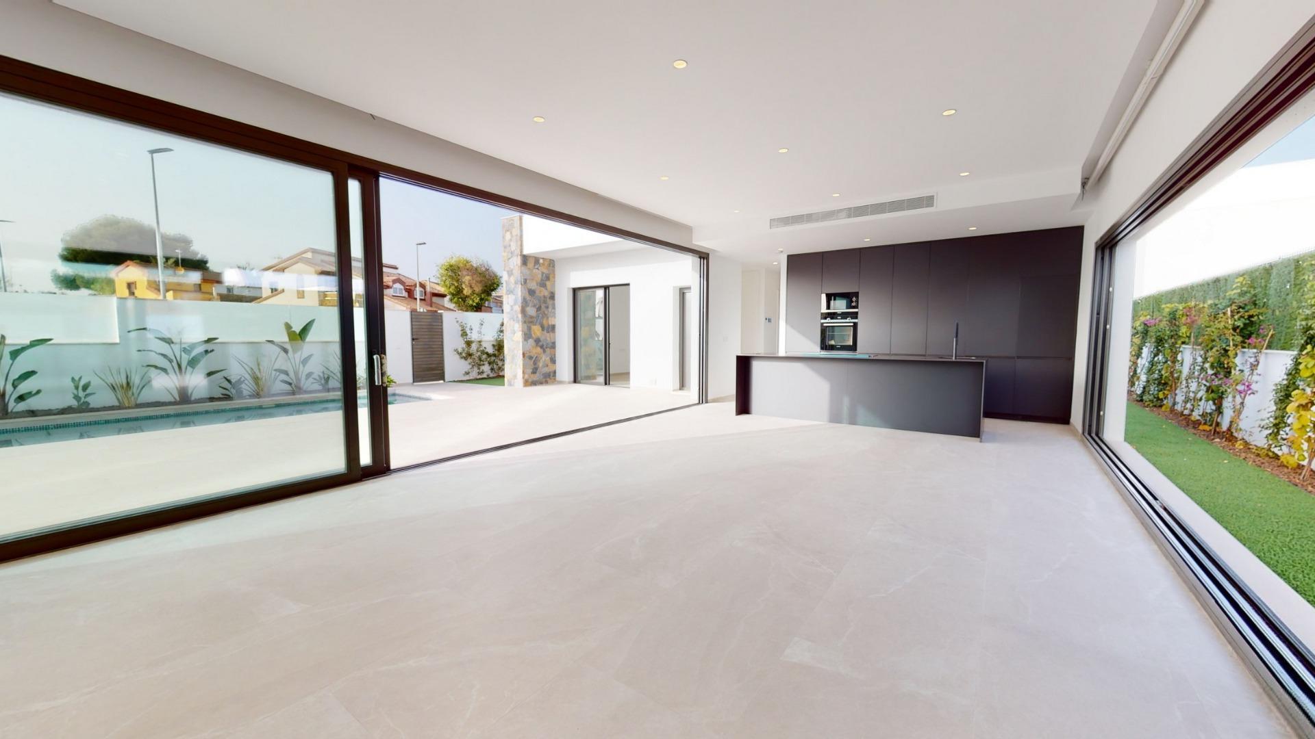 Venta de villa en Los Alcazares