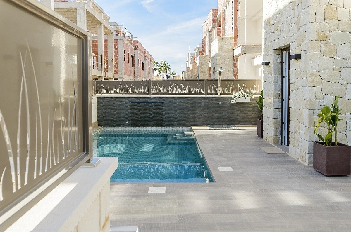Venta de villa en Los Montesinos