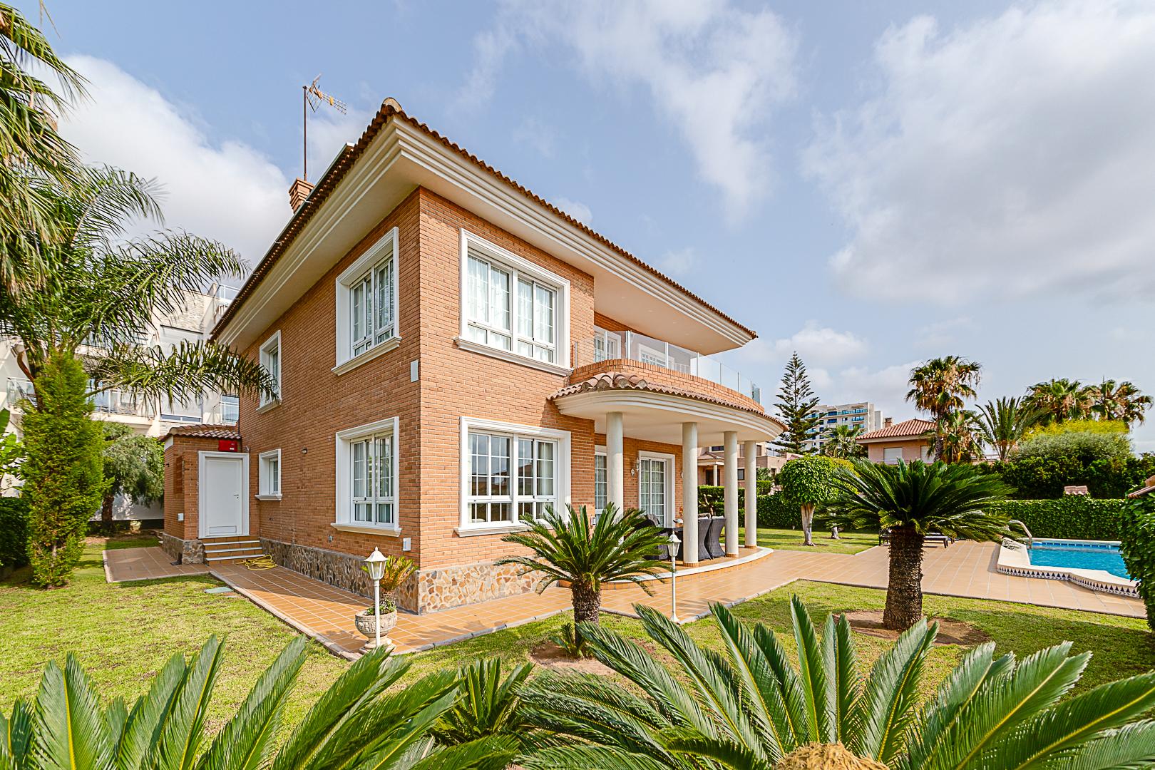 For sale of chalet in Torrevieja