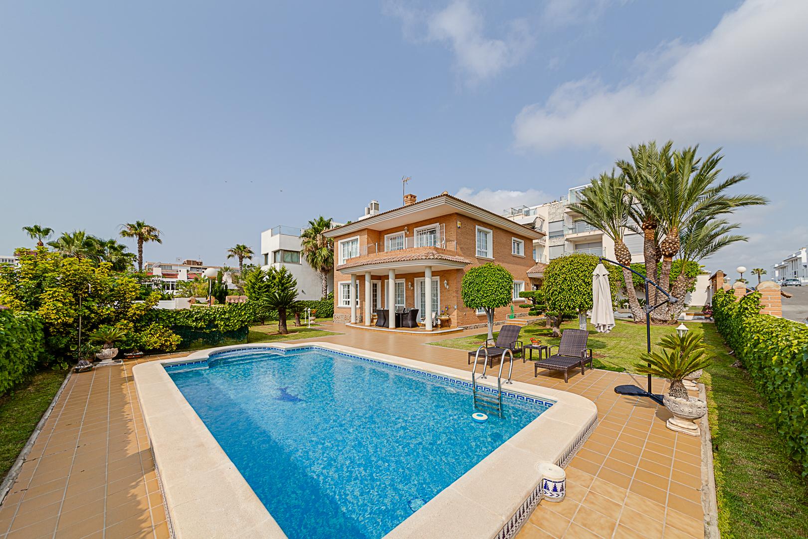 For sale of chalet in Torrevieja