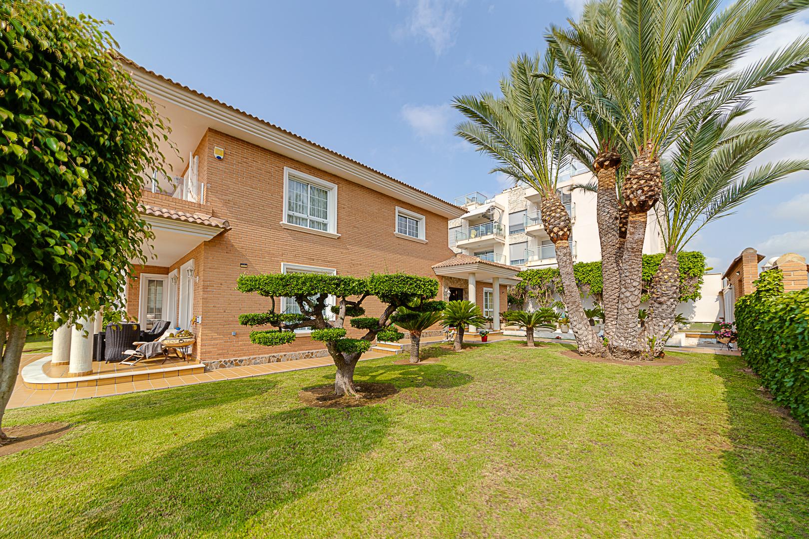 For sale of chalet in Torrevieja