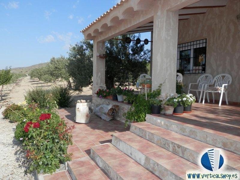 For sale of chalet in Caudete