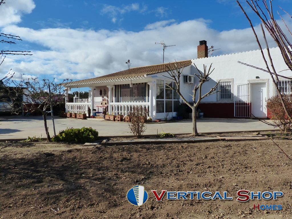 For sale of chalet in Caudete