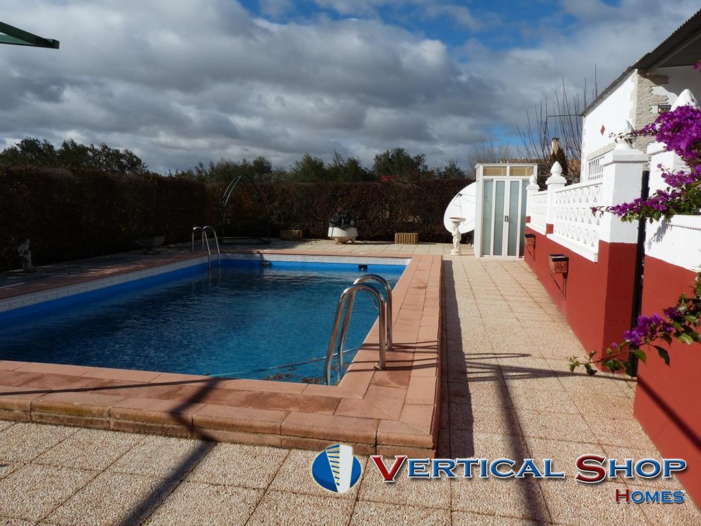 For sale of chalet in Caudete