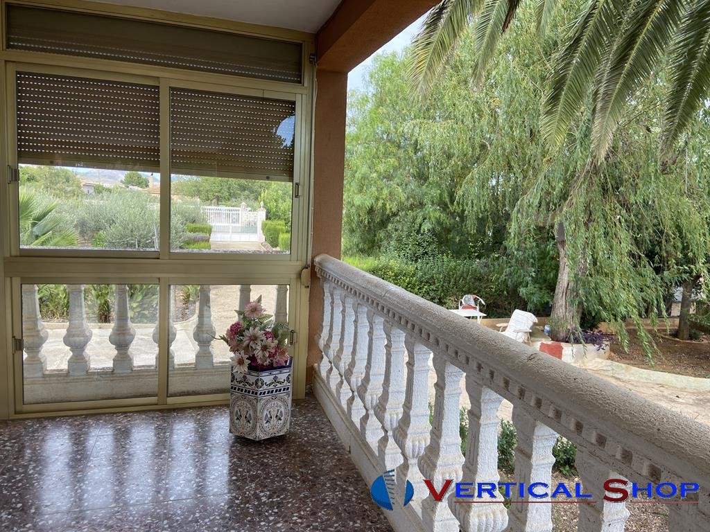 For sale of commercial in Caudete