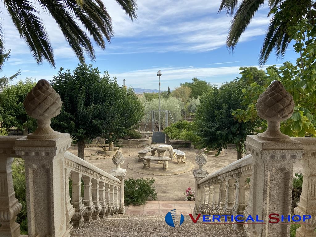 For sale of commercial in Caudete