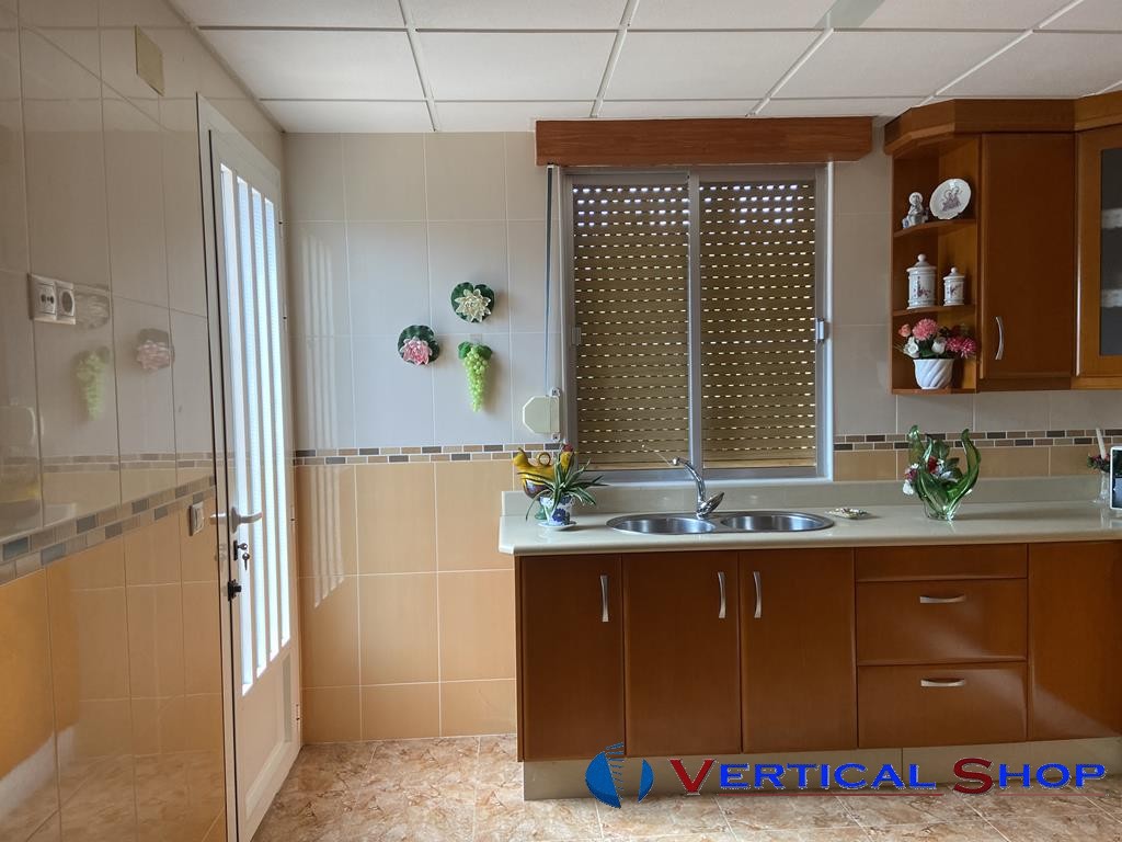 For sale of commercial in Caudete