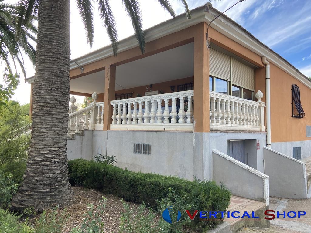 For sale of commercial in Caudete