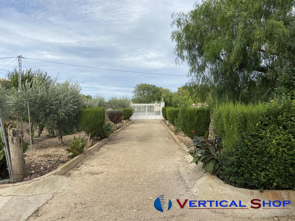 For sale of commercial in Caudete