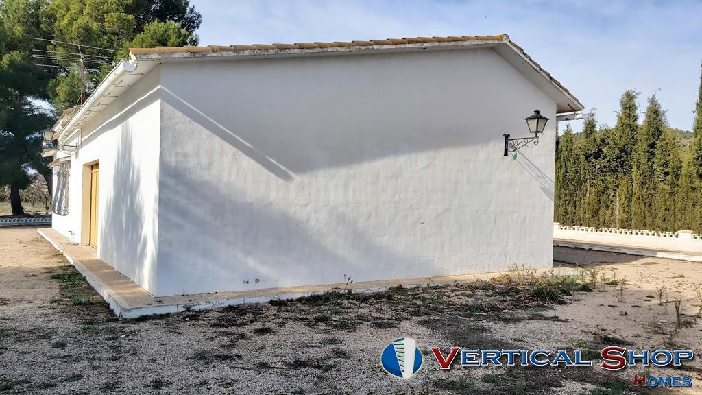 For sale of chalet in Caudete