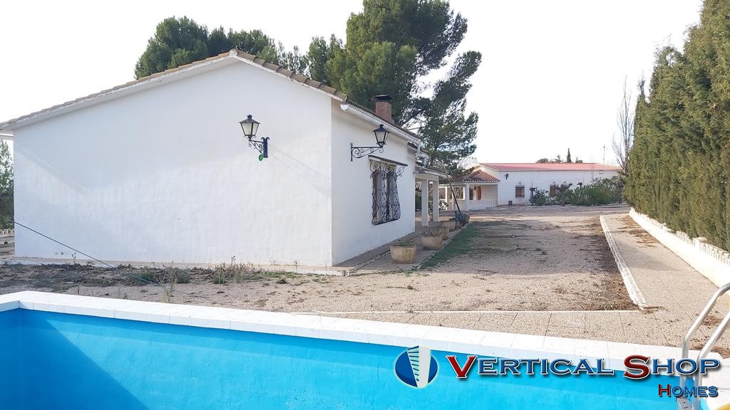 For sale of chalet in Caudete