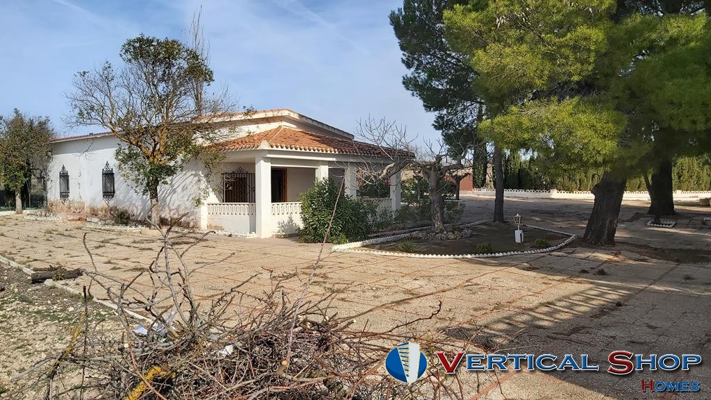 For sale of chalet in Caudete