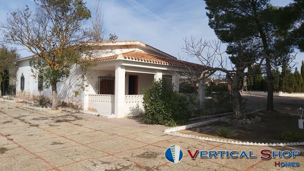 For sale of chalet in Caudete