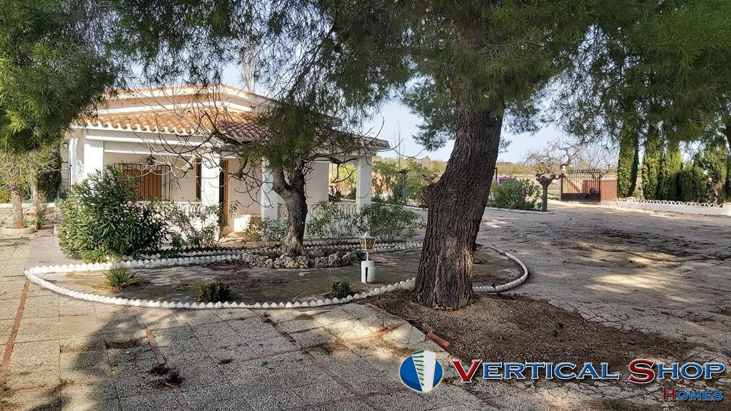 For sale of chalet in Caudete