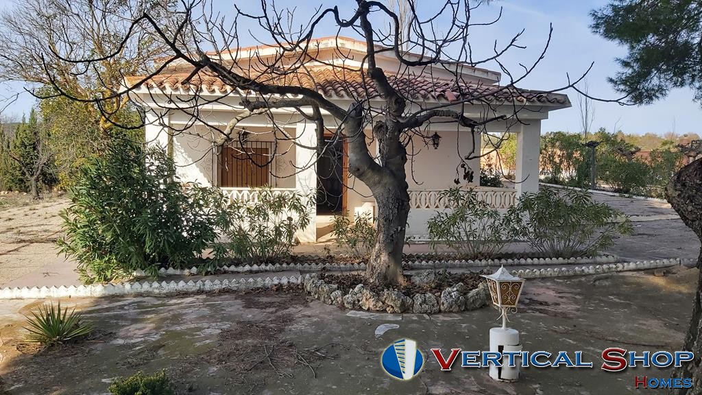 For sale of chalet in Caudete