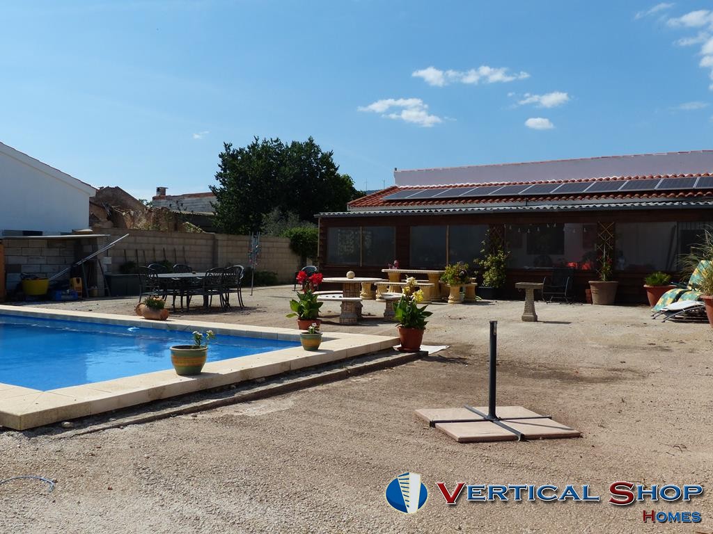 For sale of chalet in Caudete
