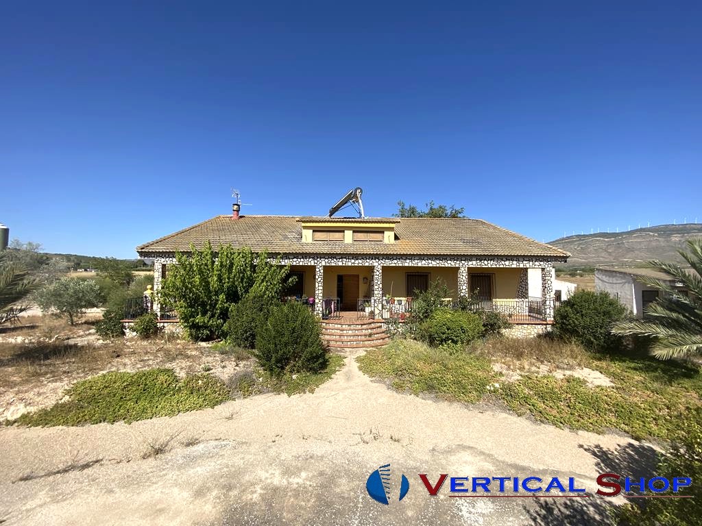 For sale of chalet in Caudete