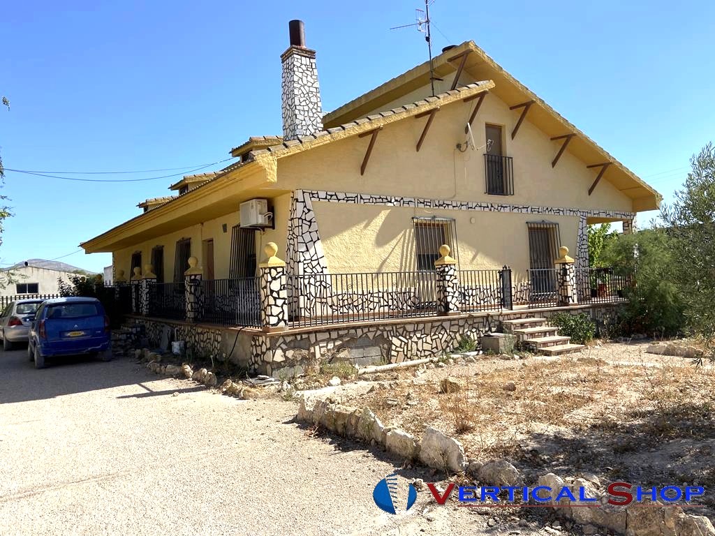 For sale of chalet in Caudete