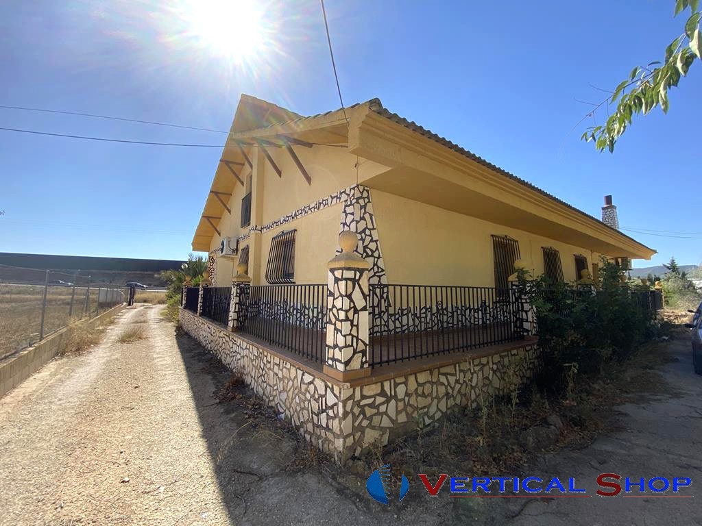 For sale of chalet in Caudete