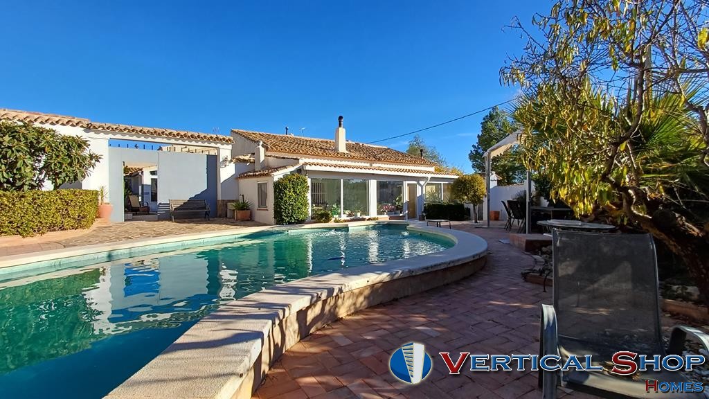 For sale of chalet in Caudete