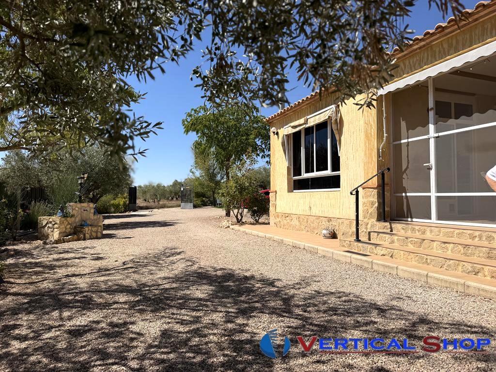 For sale of chalet in Caudete