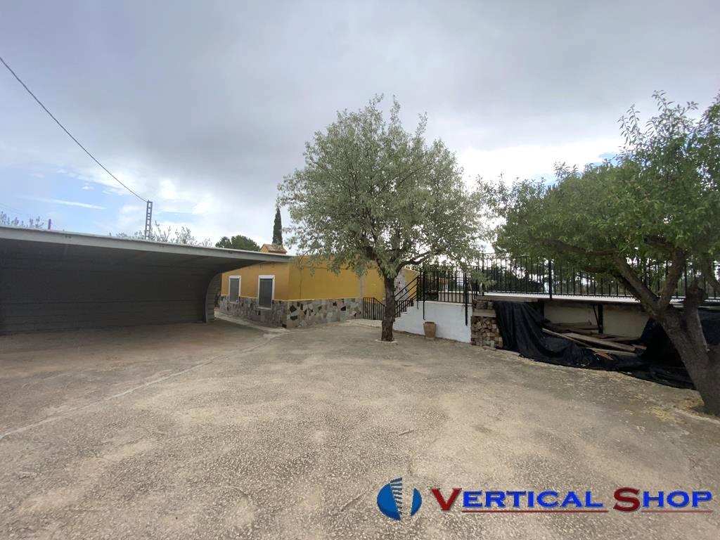 For sale of chalet in Caudete