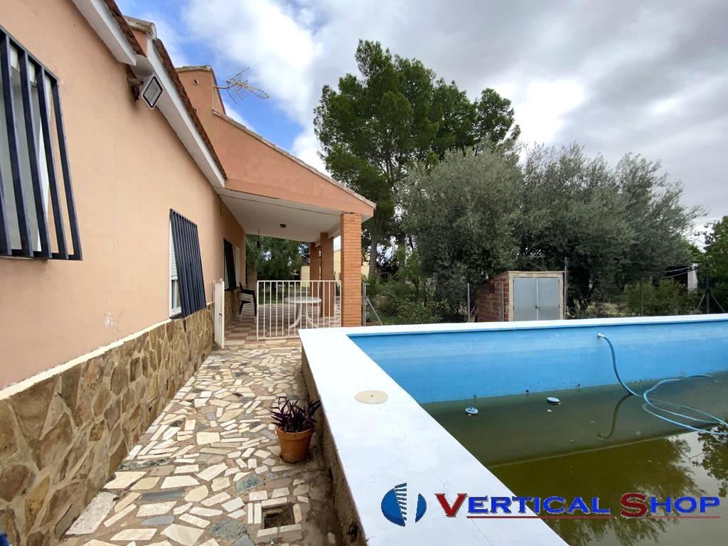 For sale of chalet in Caudete