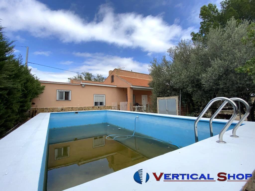 For sale of chalet in Caudete