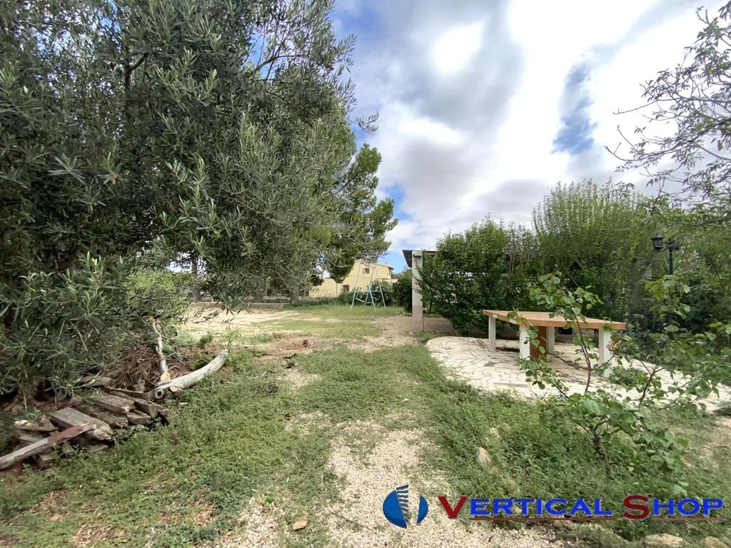 For sale of chalet in Caudete