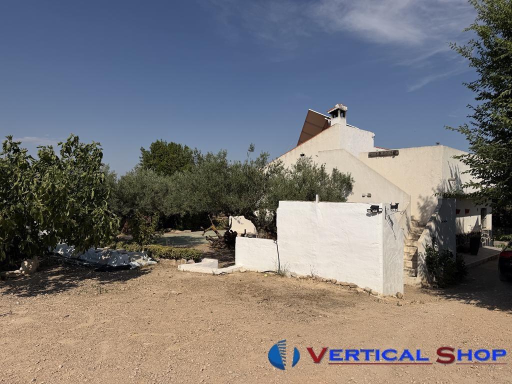 For sale of chalet in Caudete