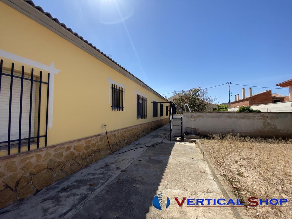 For sale of chalet in Caudete