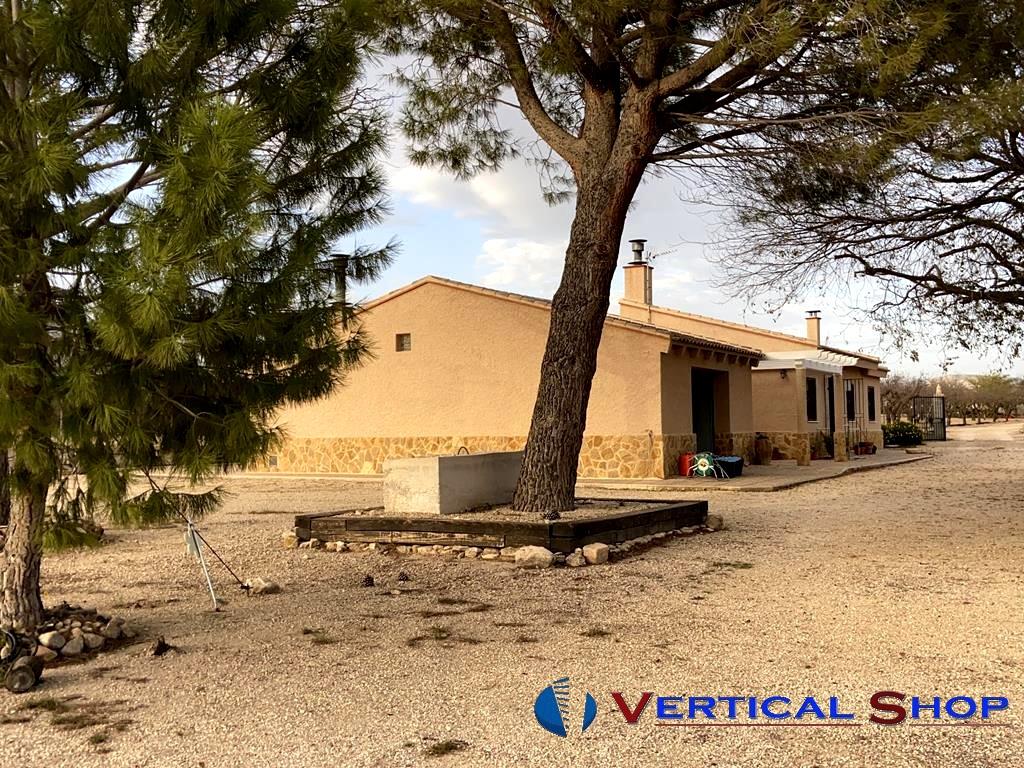 For sale of chalet in Caudete