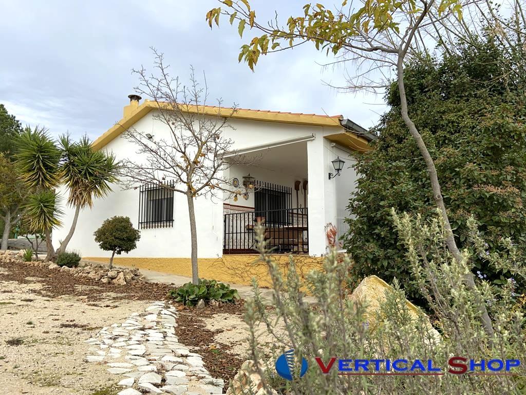 For sale of chalet in Caudete