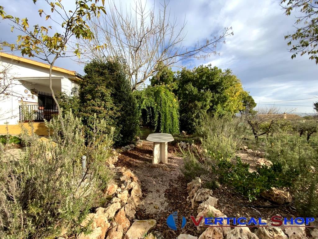 For sale of chalet in Caudete