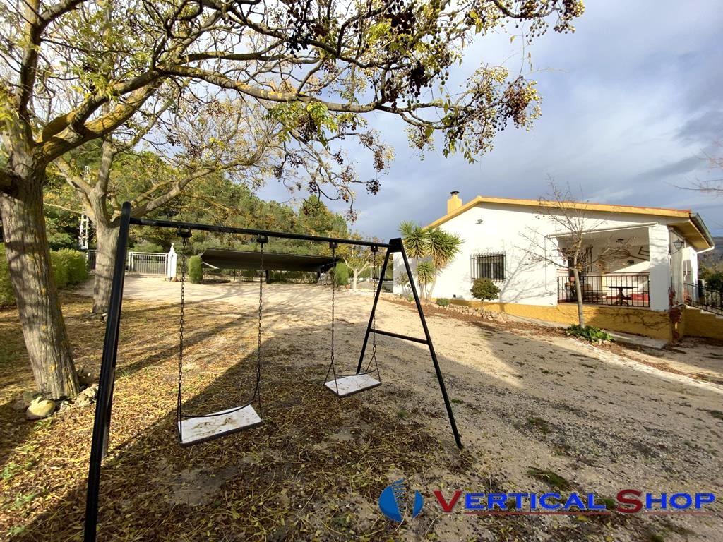 For sale of chalet in Caudete