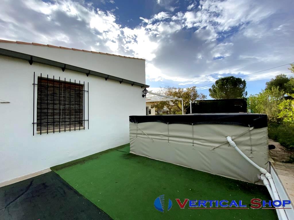For sale of chalet in Caudete