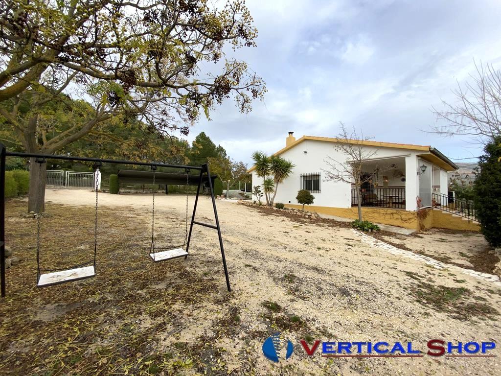 For sale of chalet in Caudete