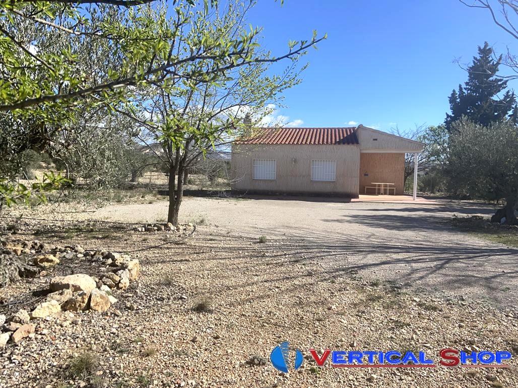For sale of chalet in Caudete
