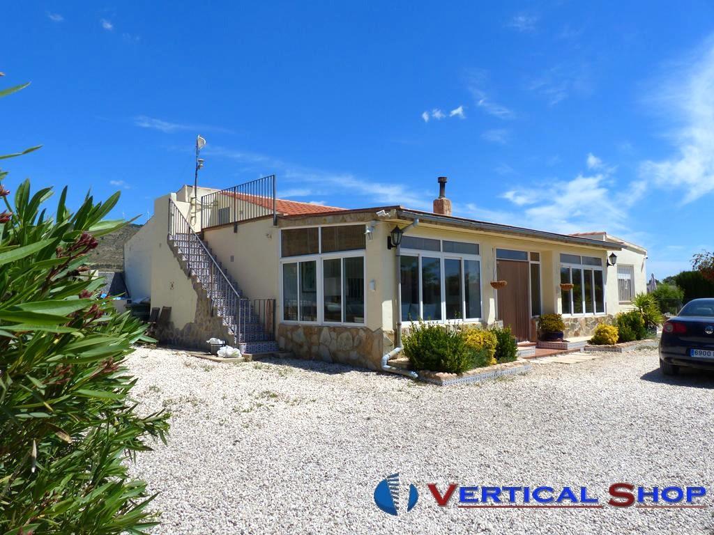 For sale of chalet in Caudete