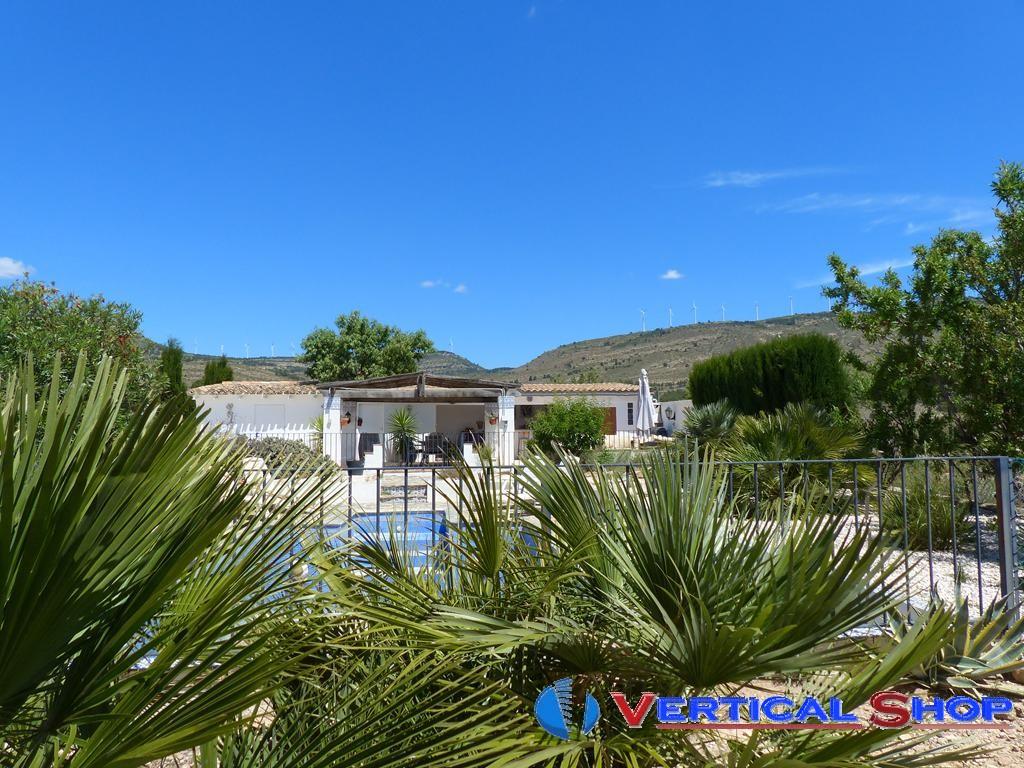 For sale of chalet in Caudete