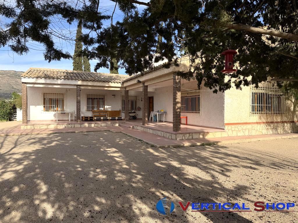 For sale of chalet in Caudete