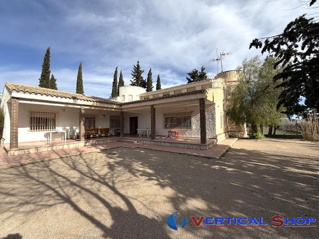 For sale of chalet in Caudete