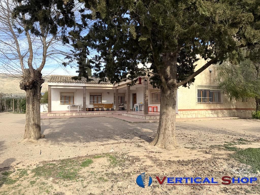 For sale of chalet in Caudete