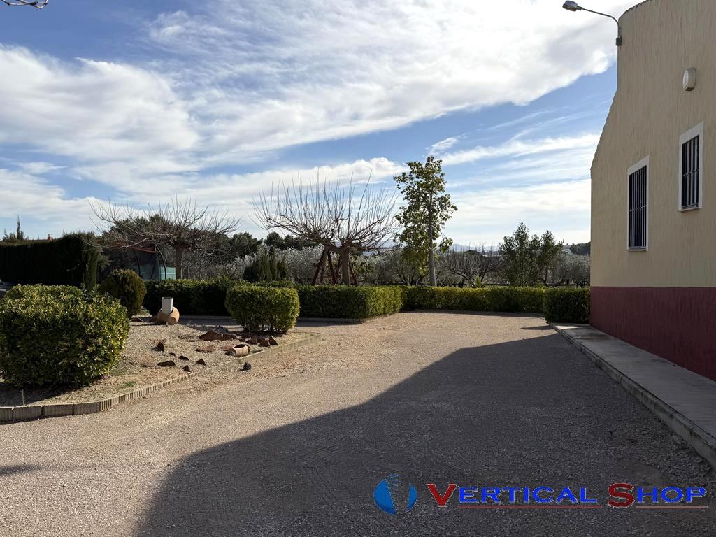 For sale of chalet in Caudete