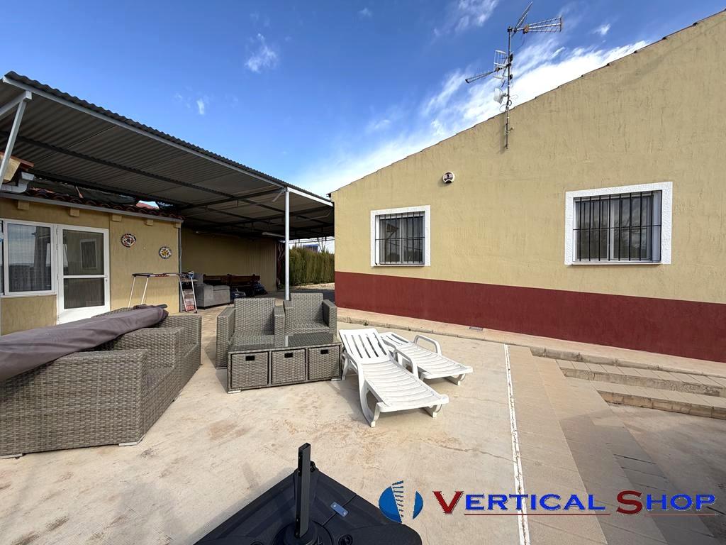 For sale of chalet in Caudete