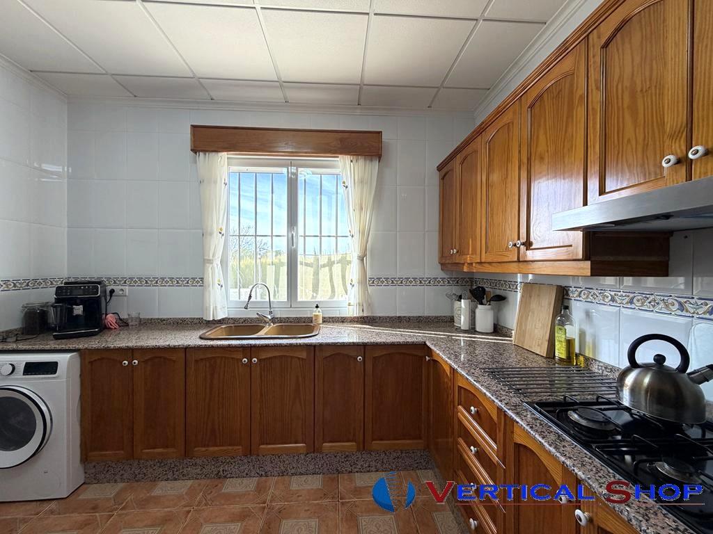 For sale of chalet in Caudete